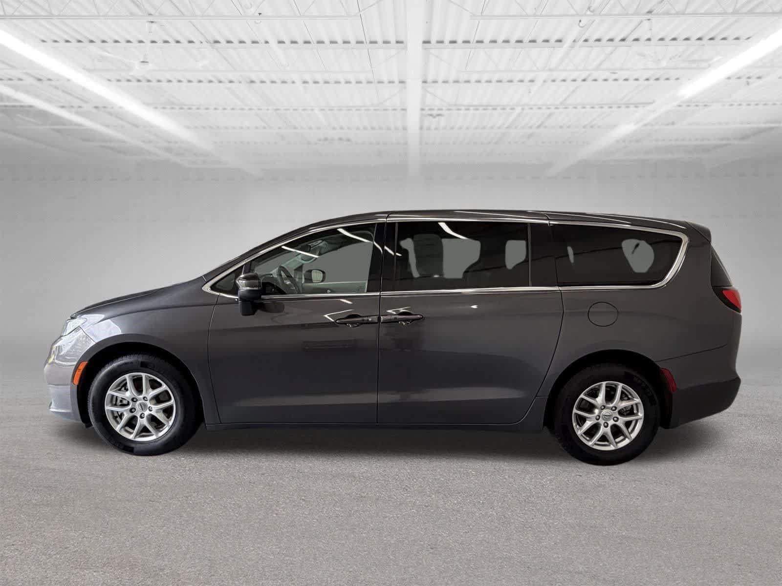 Used 2023 Chrysler Pacifica Touring-L FWD image 2