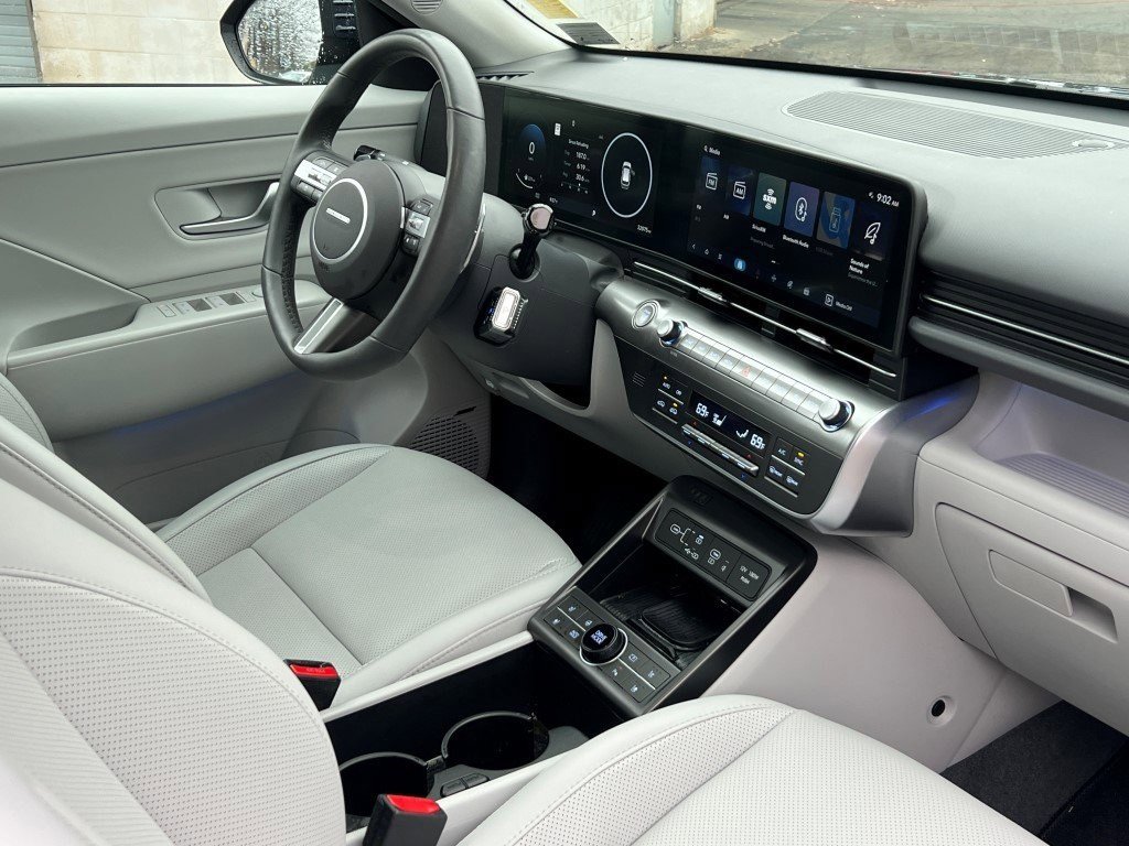 Used 2025 Hyundai Kona Limited image 12