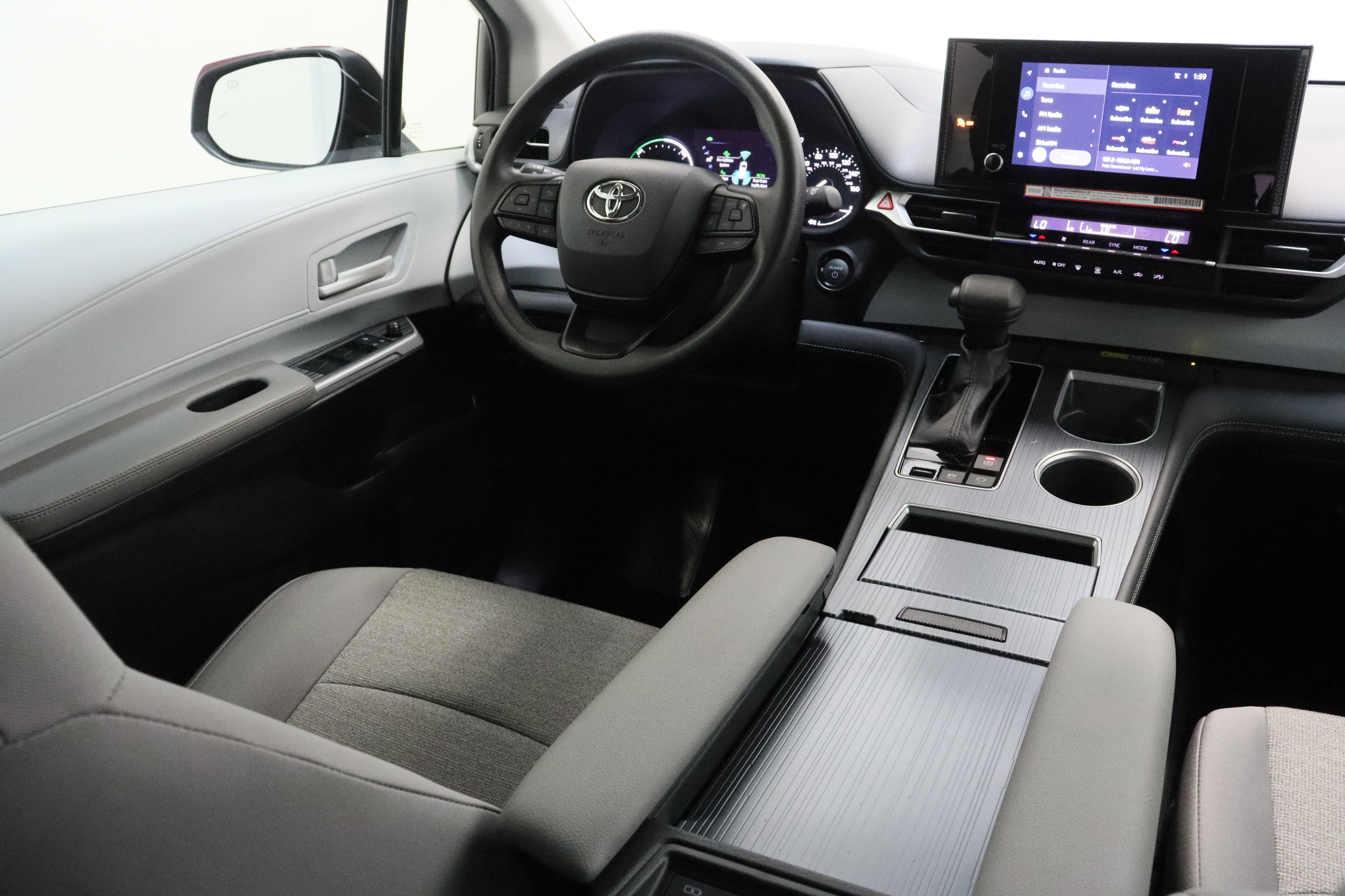 Used 2025 Toyota Sienna LE image 30