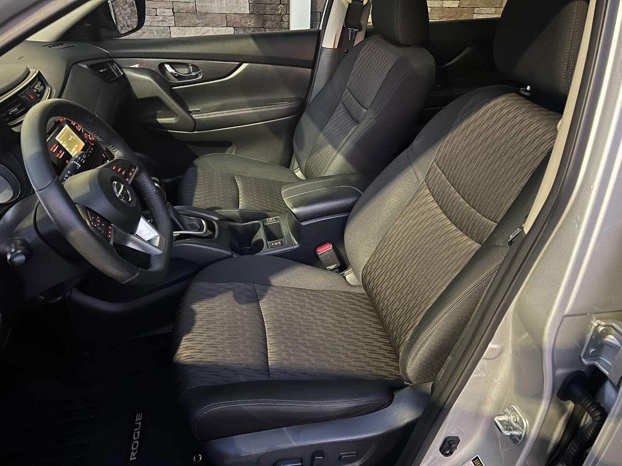 Used 2017 Nissan Rogue SV image 6