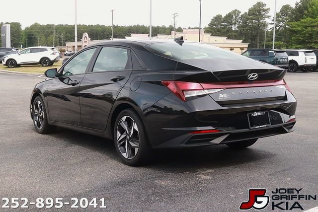 Used 2023 Hyundai Elantra SEL w/ Convenience Package FWD image 5