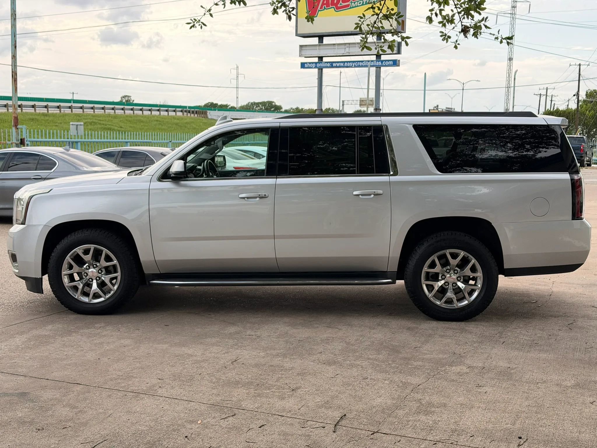 Used 2016 GMC Yukon XL SLT w/ Open Road Package image 6