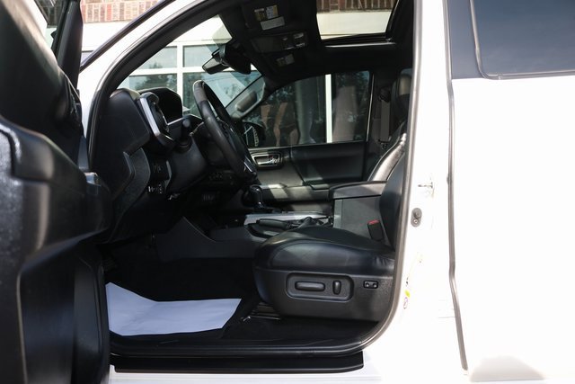 Used 2020 Toyota Tacoma Limited image 12