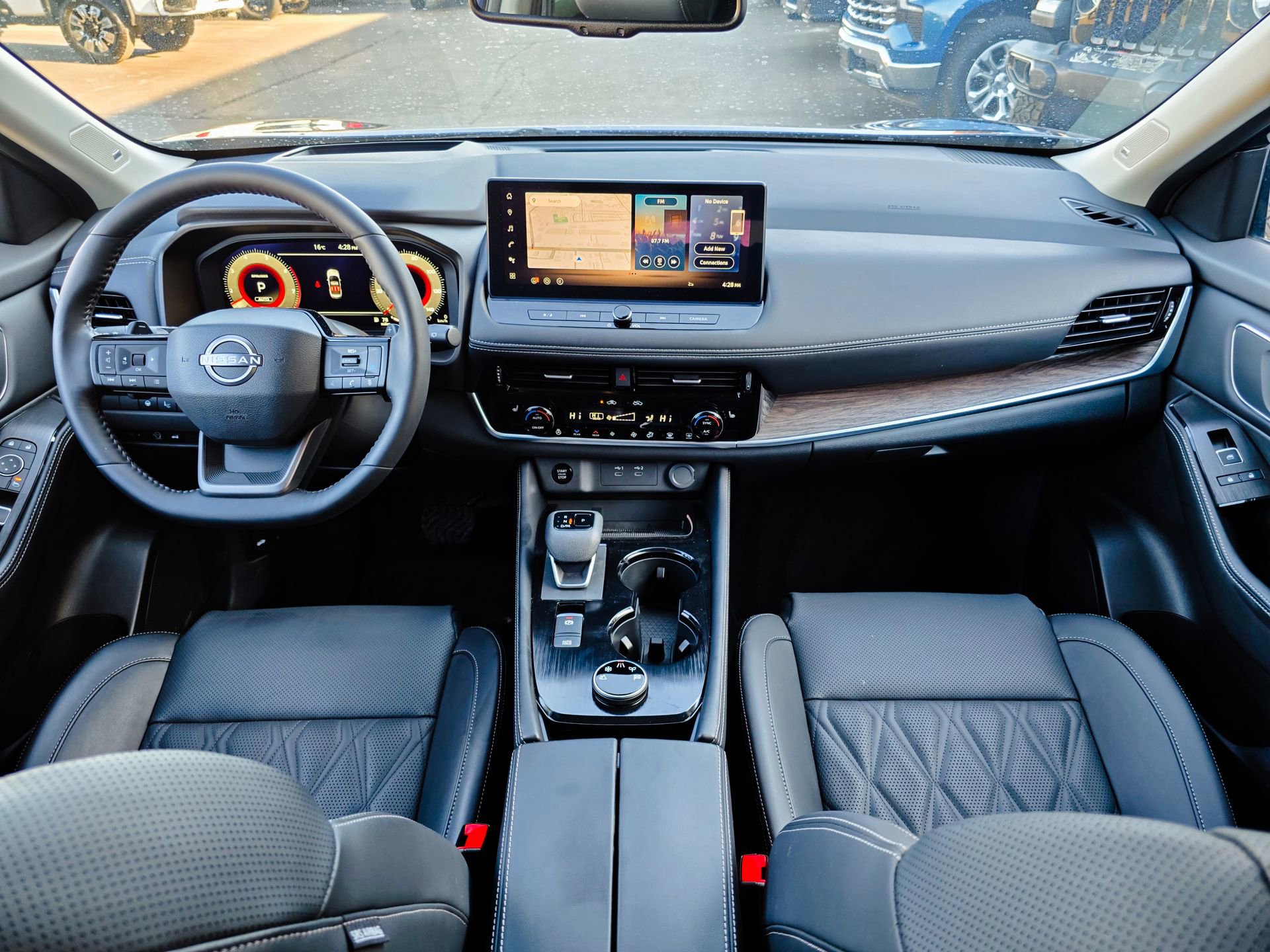 Used 2025 Nissan Rogue Platinum w/ Platinum Premium Package image 18