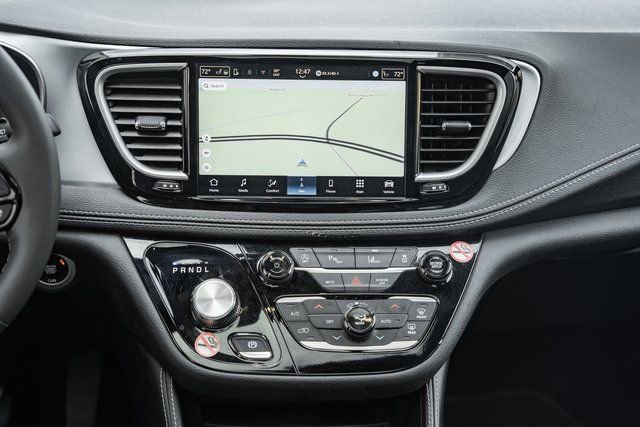Used 2025 Chrysler Pacifica Limited image 23