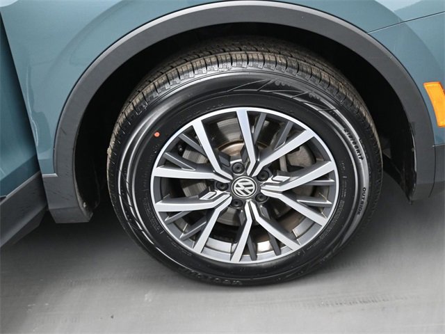 Used 2020 Volkswagen Tiguan SE w/ Panoramic Sunroof Package image 38