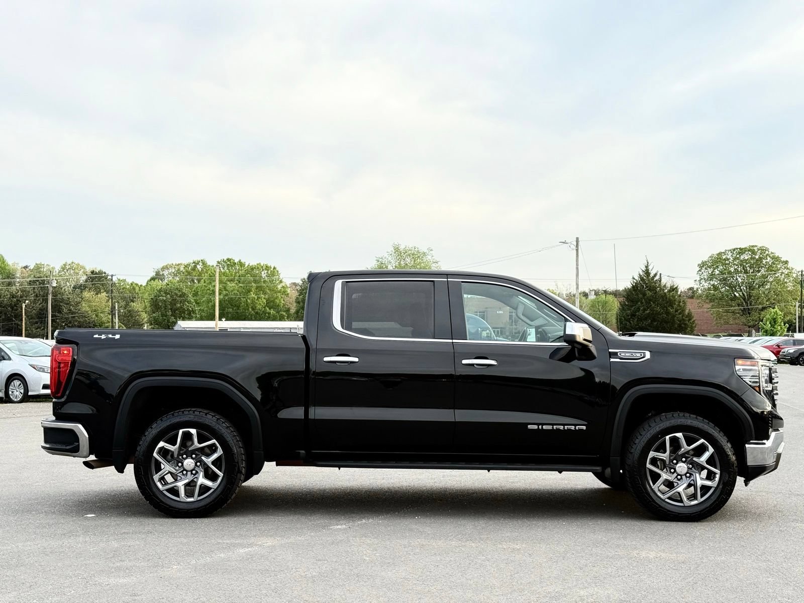 Used 2022 GMC Sierra 1500 SLT w/ SLT Convenience Package AWD/4WD image 9