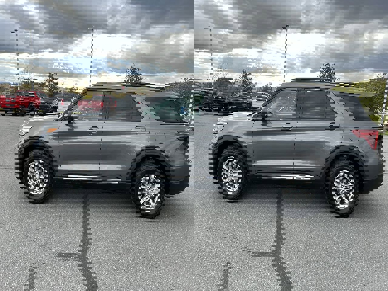 Used 2023 Ford Explorer XLT image 4