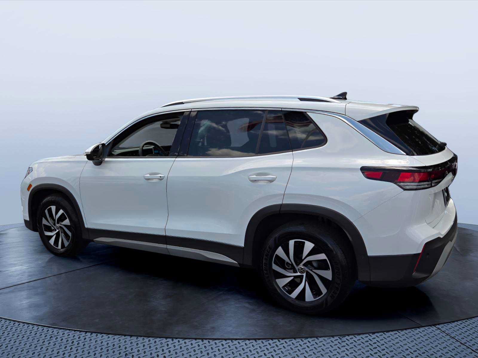 Used 2026 Volkswagen Tiguan S FWD image 4