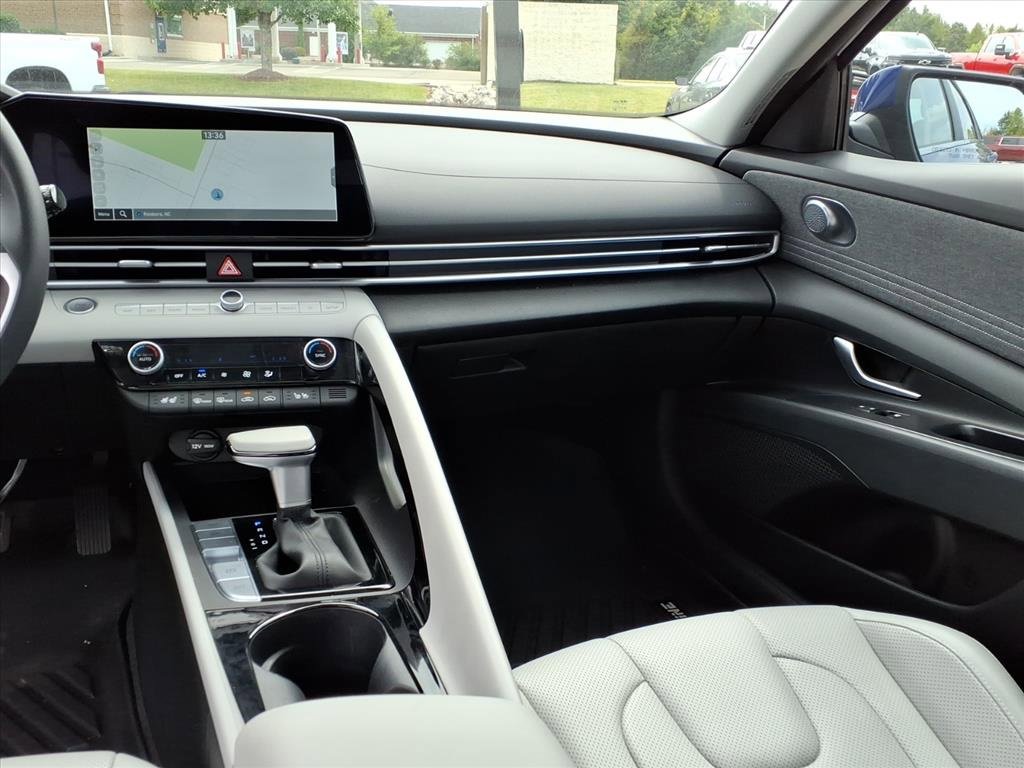 Used 2025 Hyundai Elantra Limited w/ Cargo Package image 9