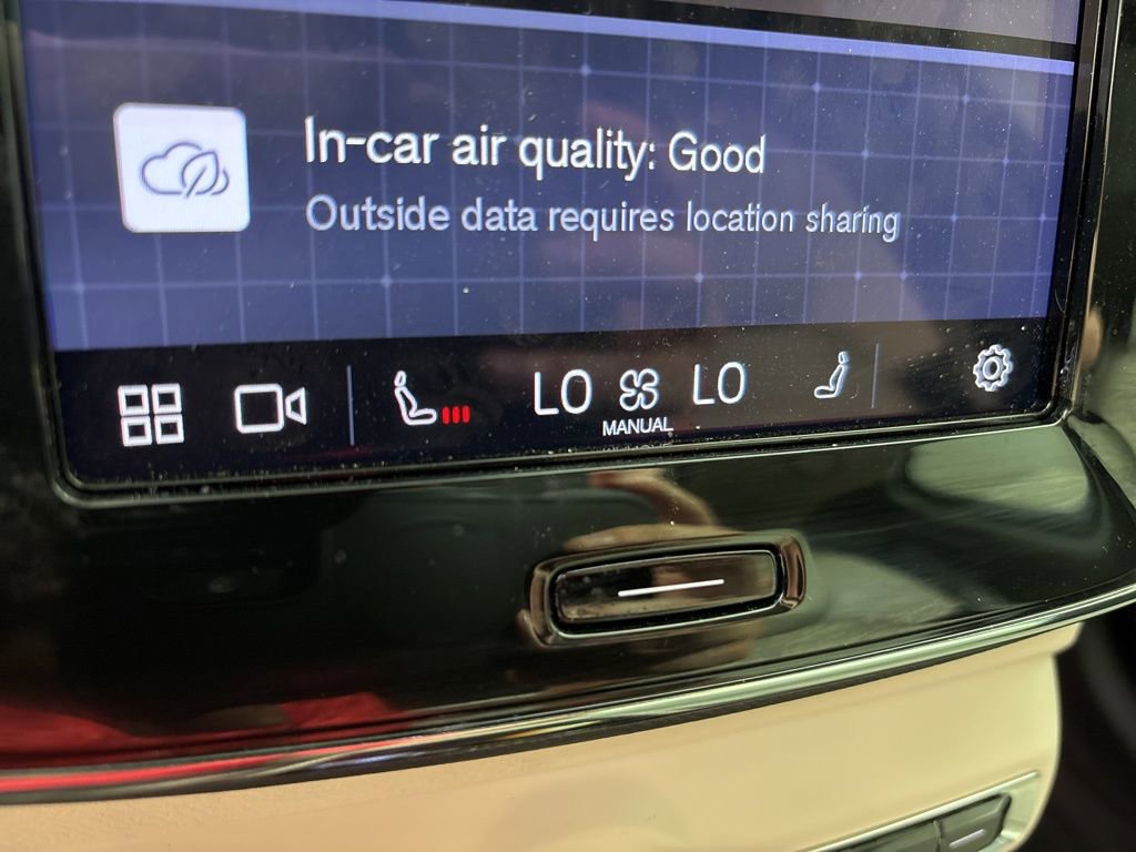 Used 2024 Volvo XC40 B5 Ultimate w/ Protection Package image 35