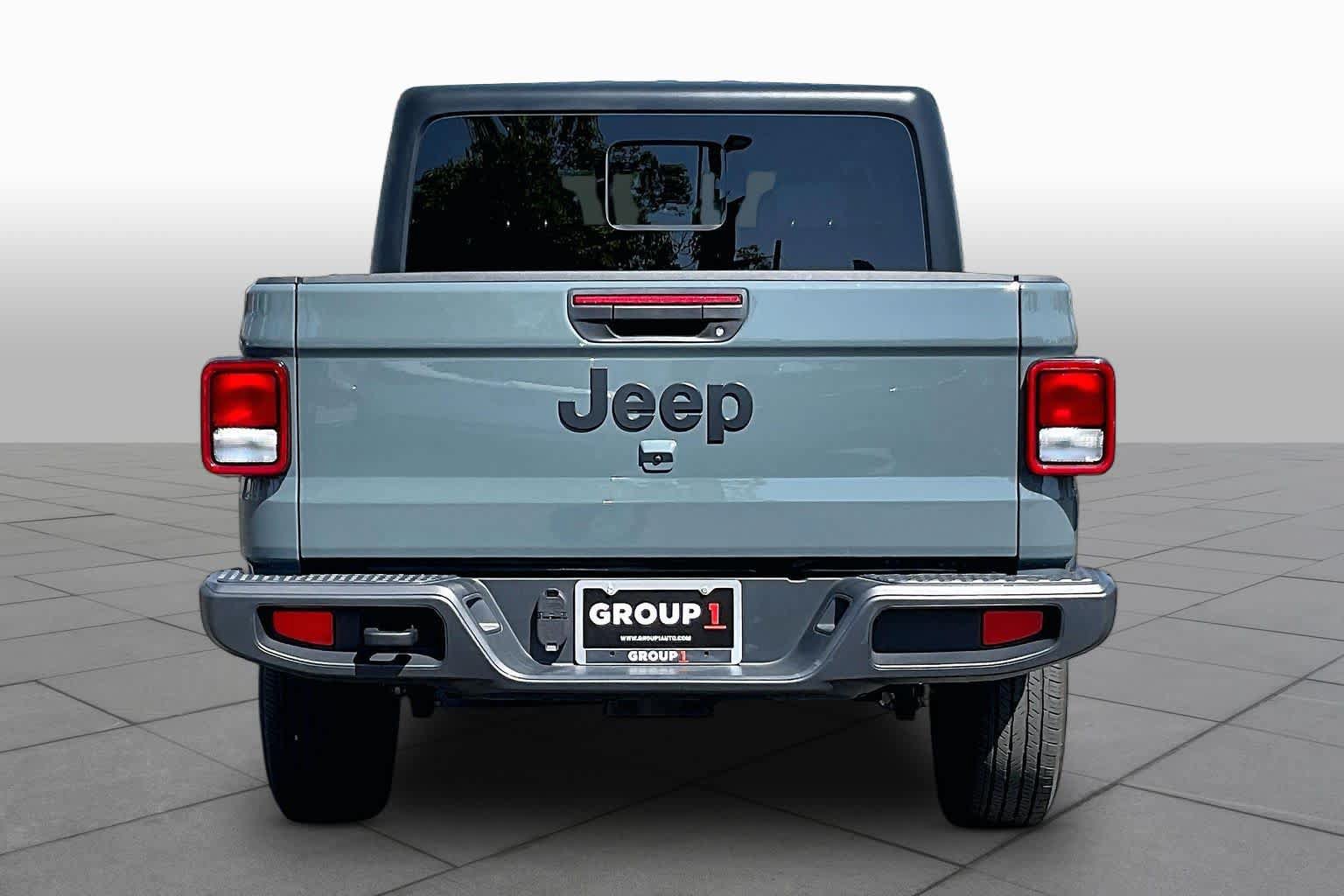 Used 2025 Jeep Gladiator Sport AWD/4WD image 4
