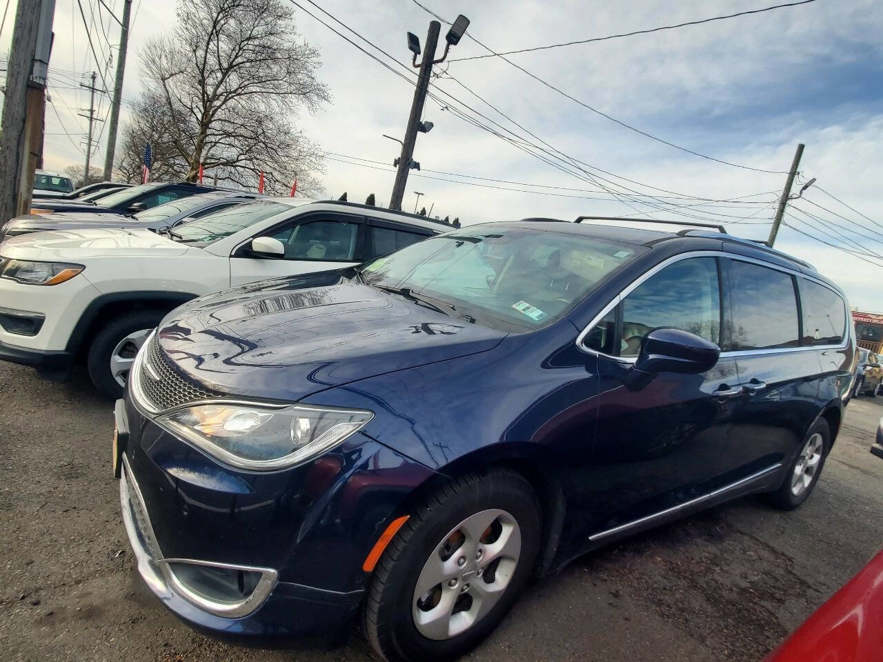 Used 2017 Chrysler Pacifica Touring-L Plus w/ Advanced Safetytec Group image 2