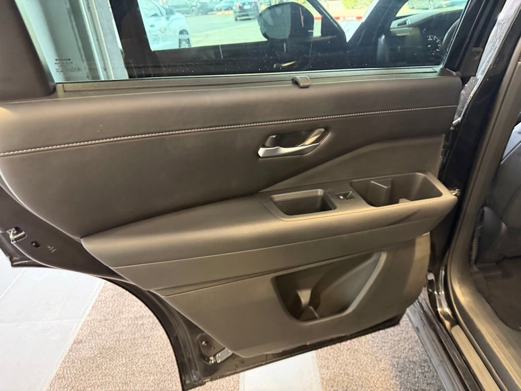 Used 2025 Nissan Pathfinder SL image 11