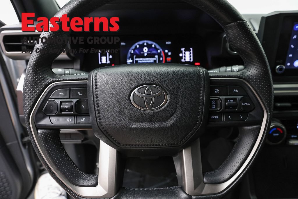 Used 2025 Toyota 4Runner SR5 AWD/4WD image 10