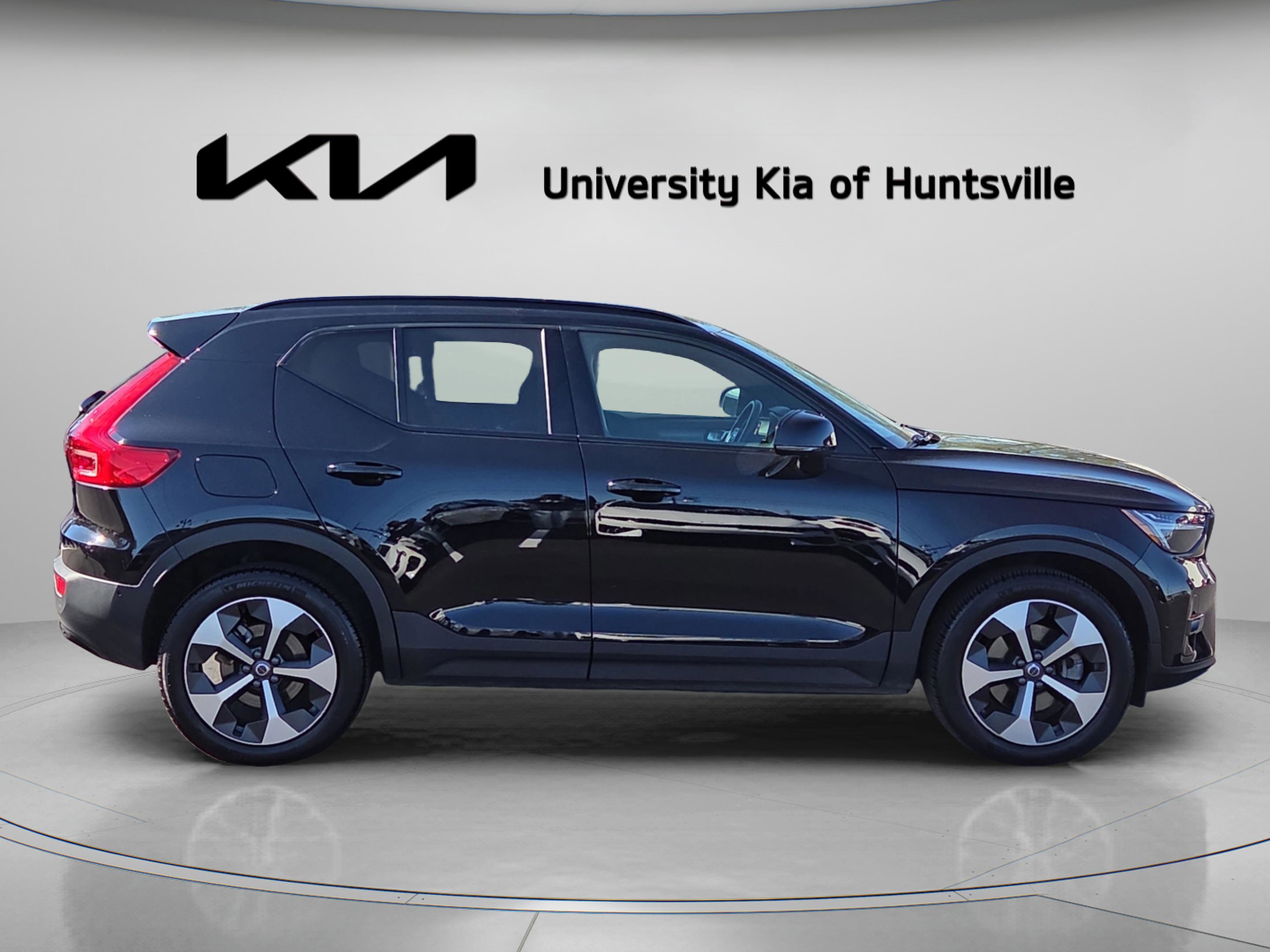 Used 2025 Volvo XC40 B5 Plus image 8