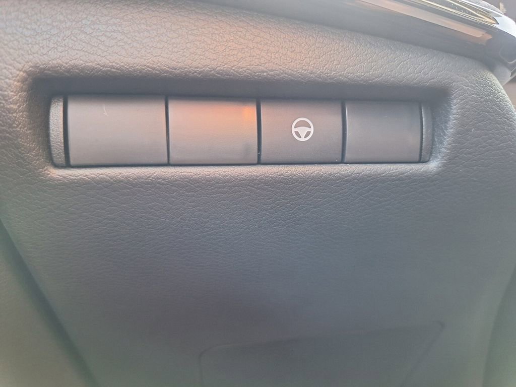 Used 2025 Nissan Kicks SR image 11