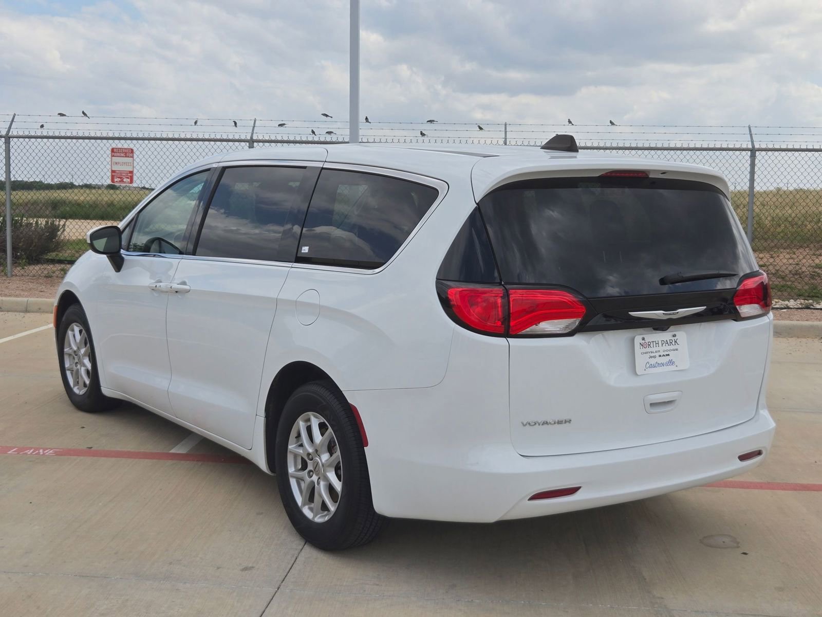 Certified 2023 Chrysler Voyager LX FWD image 5