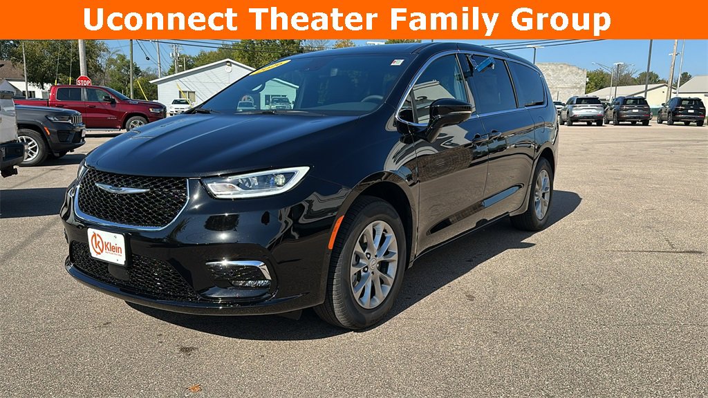 New 2026 Chrysler Pacifica Select image 3