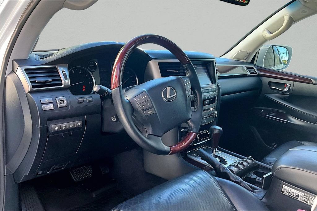 Used 2013 Lexus LX 570 4WD w/ Luxury Pkg image 17