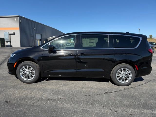 New 2026 Chrysler Pacifica Select image 3