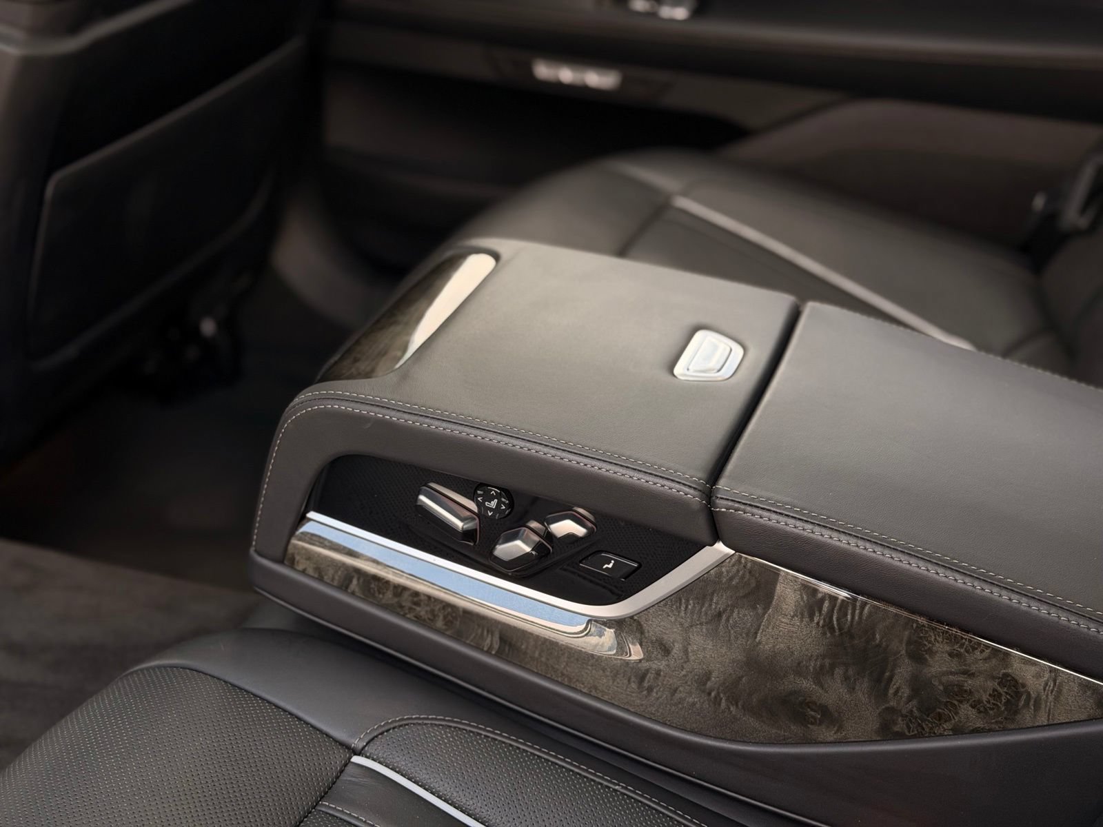 Used 2018 BMW M760i xDrive AWD/4WD image 30