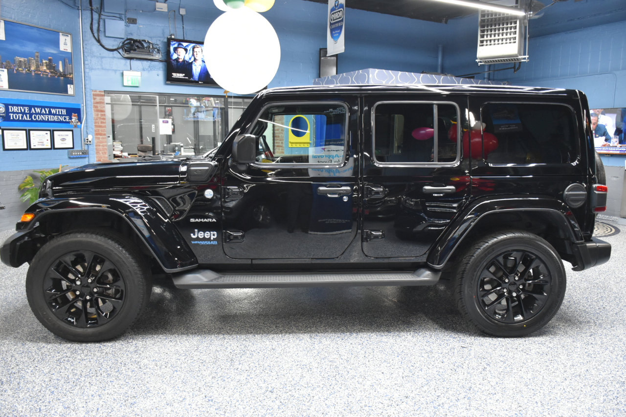 Used 2021 Jeep Wrangler Unlimited Sahara w/ Cold Weather Group image 10