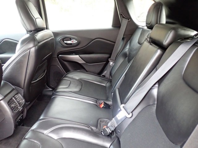 Used 2019 Jeep Cherokee Latitude Plus w/ Cold Weather Group image 18