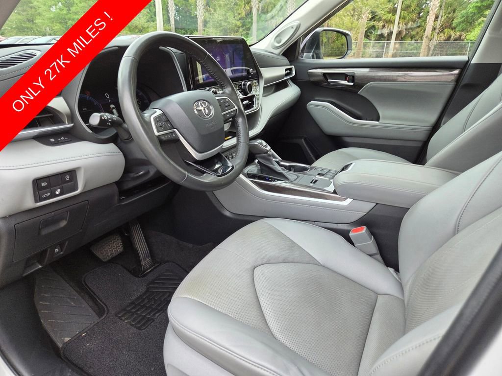 Used 2023 Toyota Highlander Limited FWD image 28