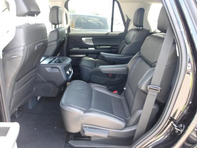 Used 2025 Ford Expedition Platinum w/ Driver's Package AWD/4WD image 3