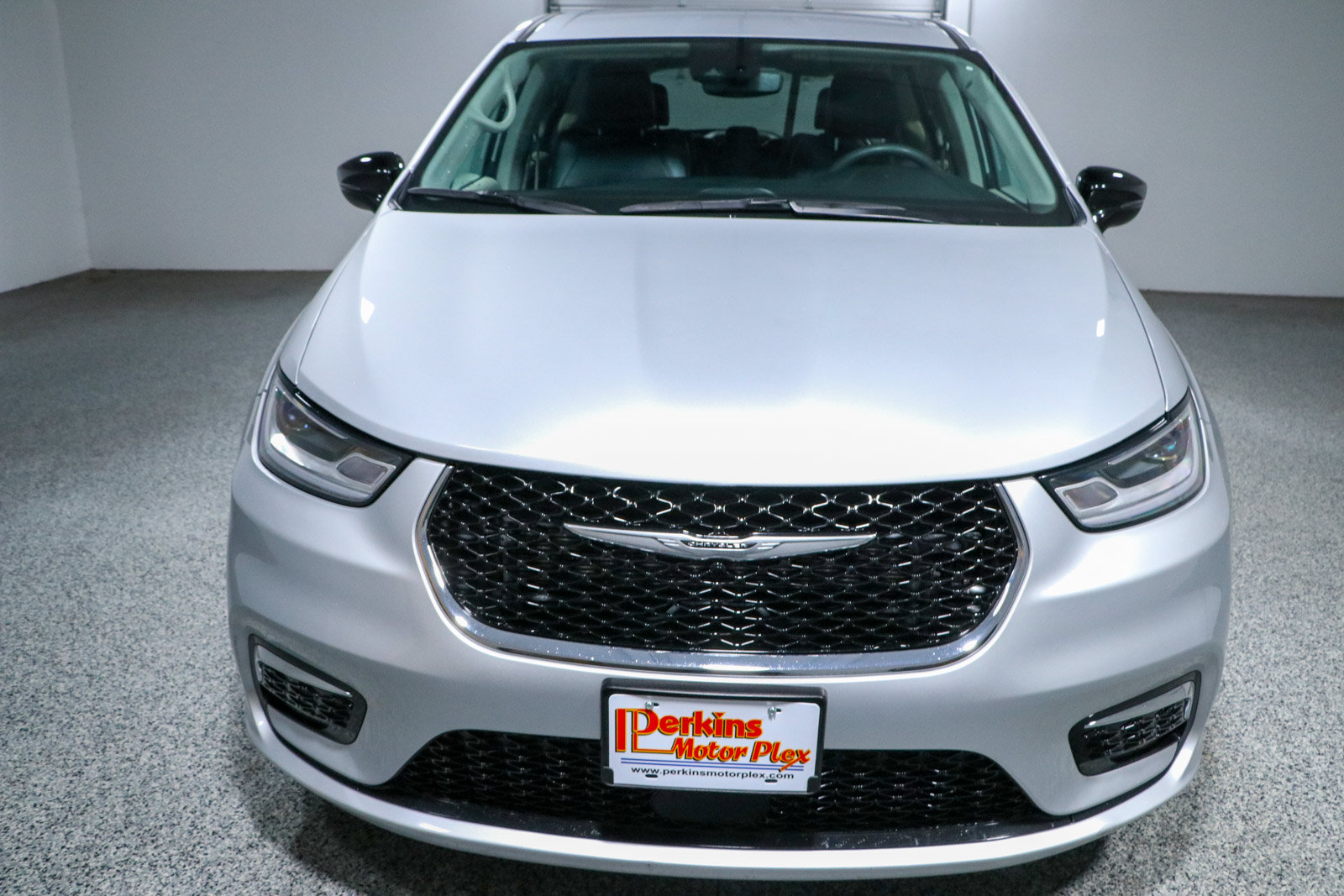 Used 2024 Chrysler Pacifica Touring-L FWD image 4