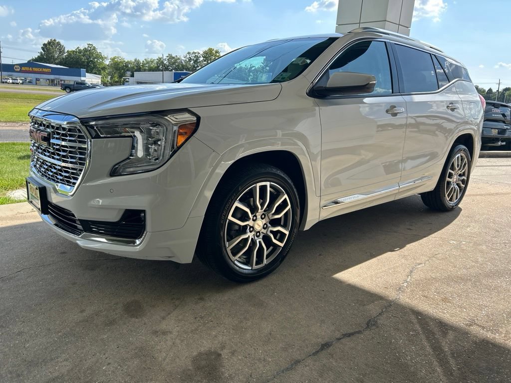 Used 2023 GMC Terrain Denali w/ LPO, Floor Liner Package AWD/4WD image 4