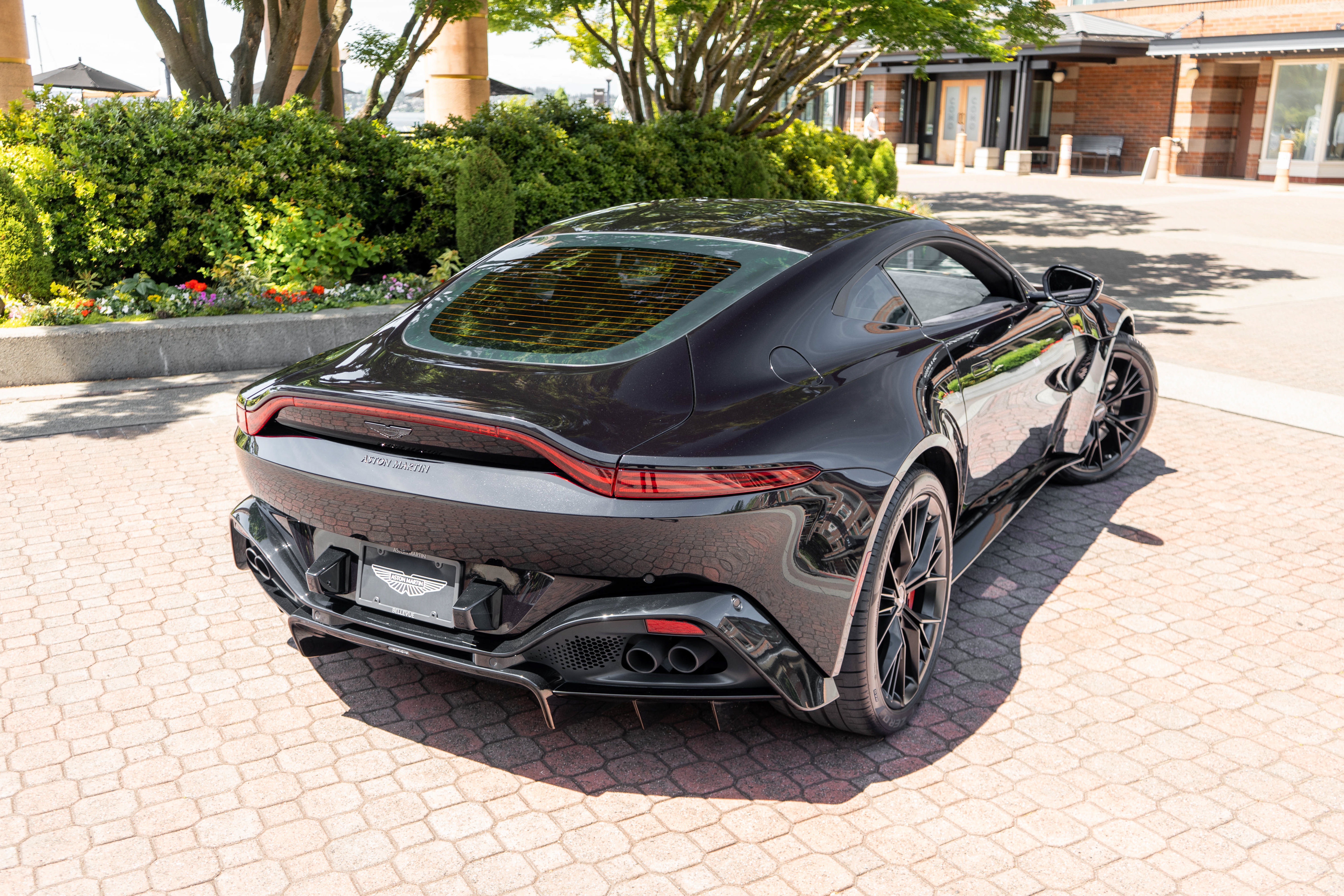 Used 2021 Aston Martin V8 Vantage Coupe RWD image 39