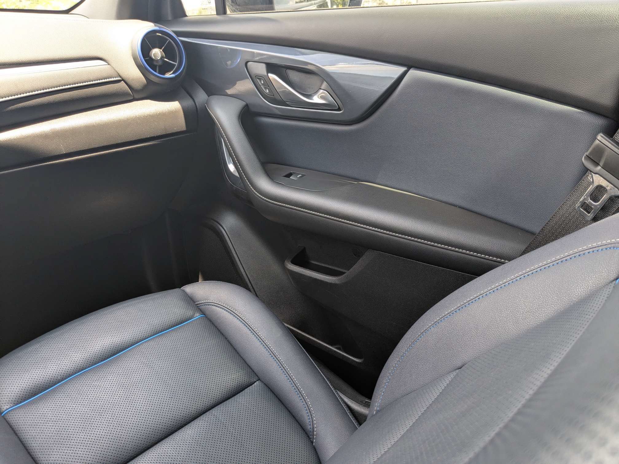 Used 2023 Chevrolet Blazer RS FWD image 23