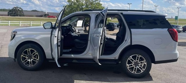 New 2025 Ford Expedition Active image 4