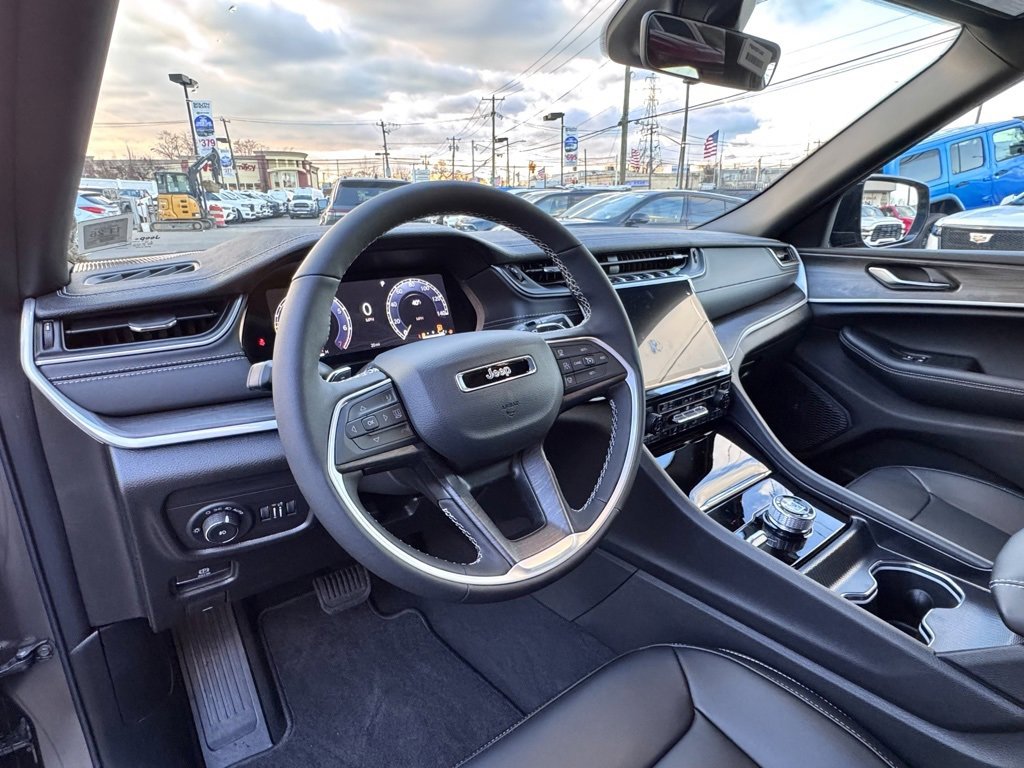 New 2025 Jeep Grand Cherokee Limited image 12