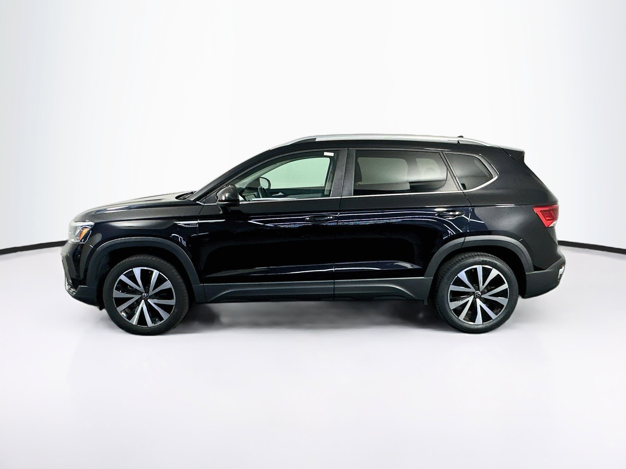 Used 2023 Volkswagen Taos SE FWD image 4