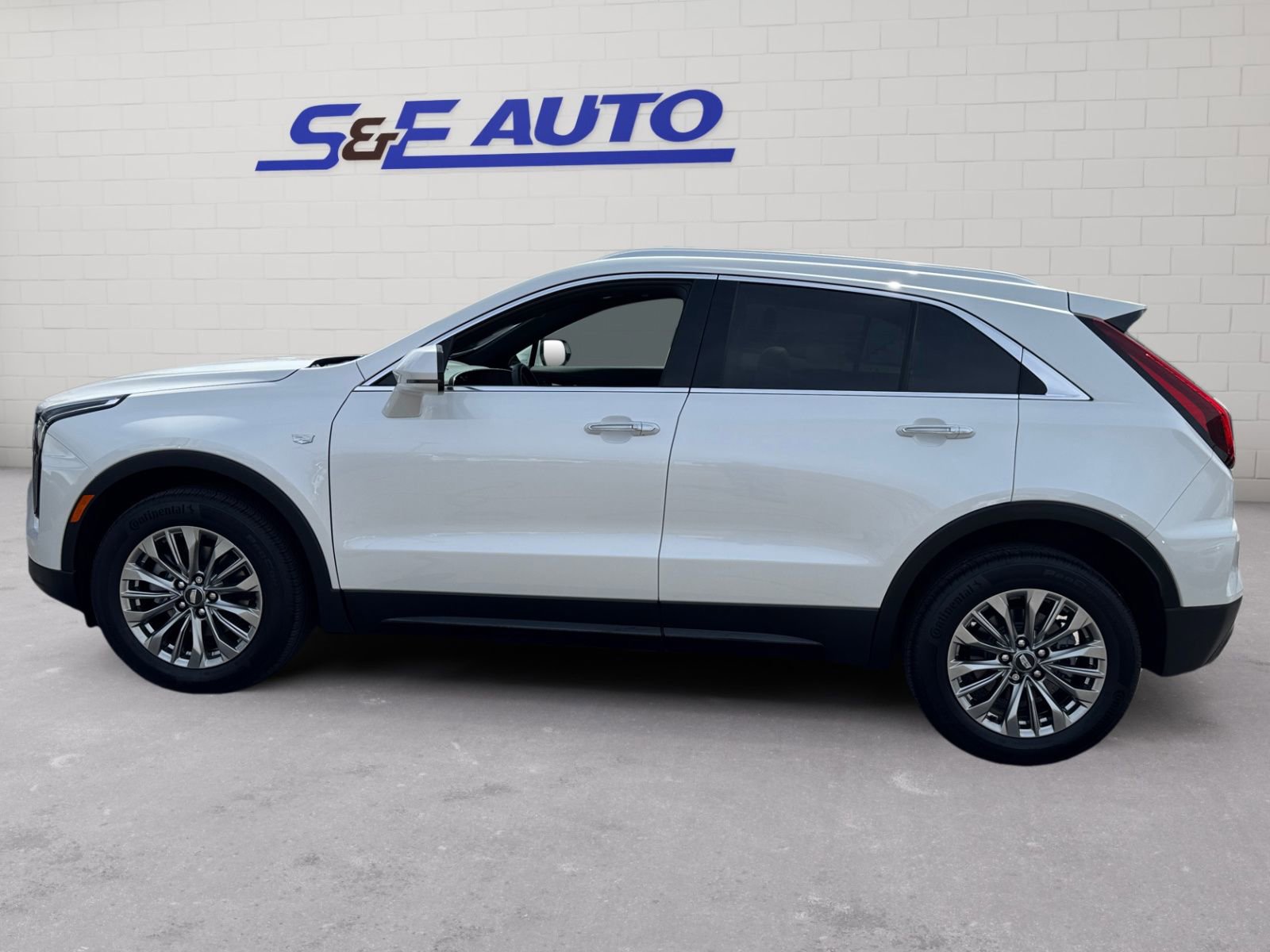 Used 2024 Cadillac XT4 Premium Luxury AWD/4WD image 2