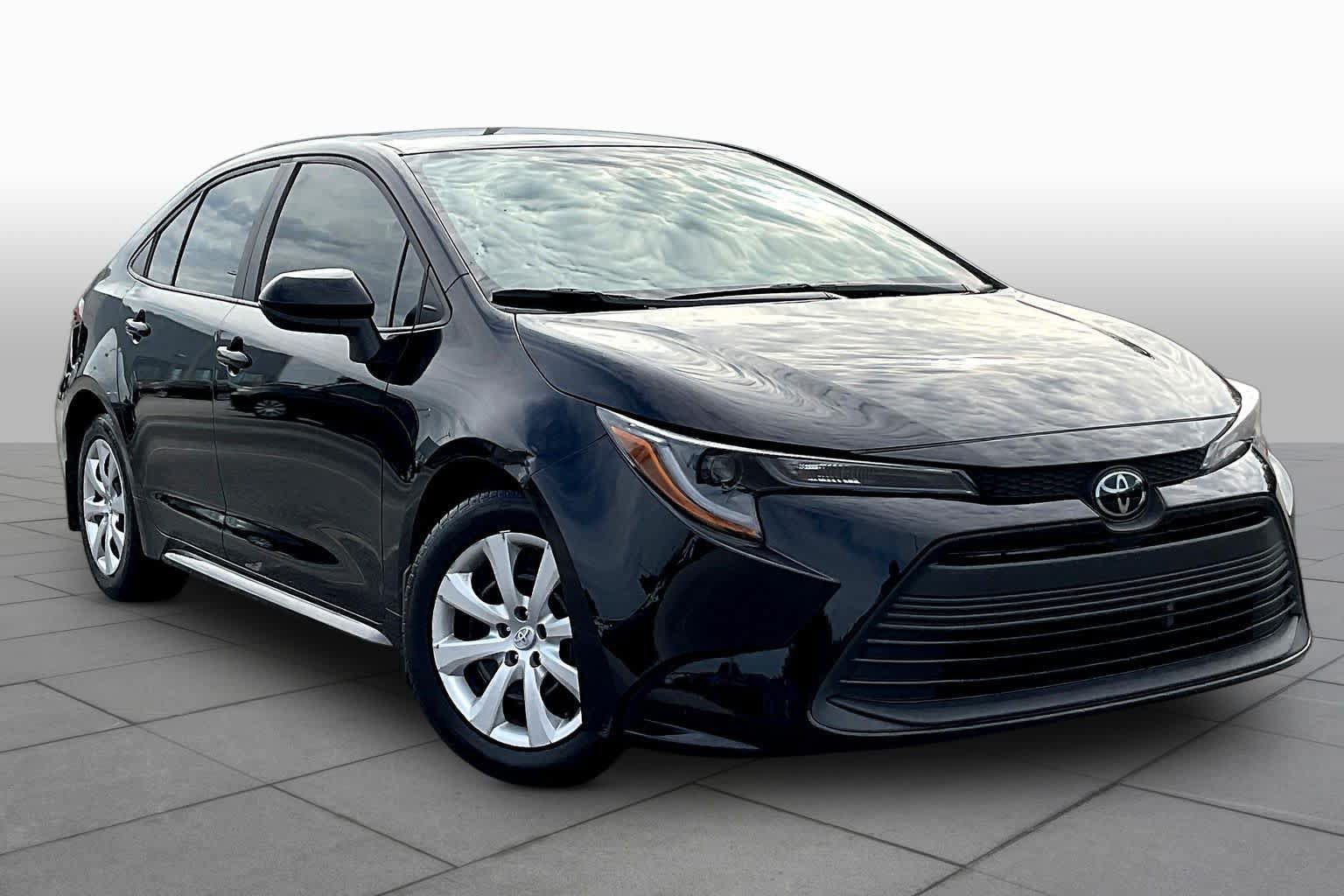 Used 2025 Toyota Corolla LE FWD image 3