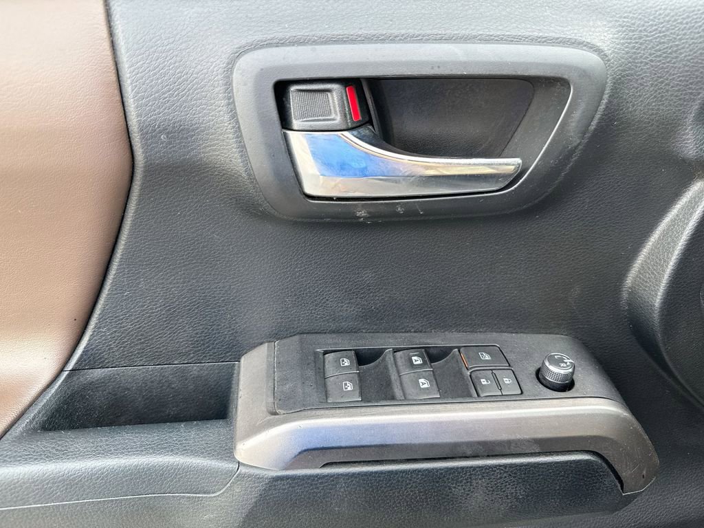 Used 2016 Toyota Tacoma Limited w/ Towing Package image 22
