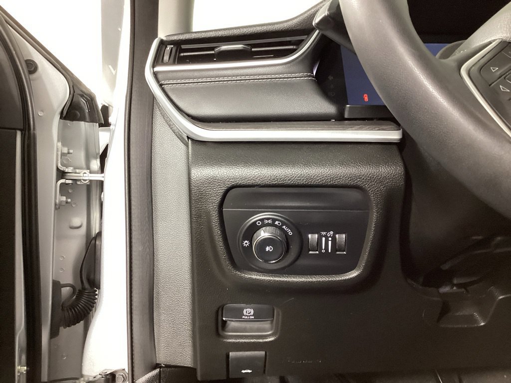 Used 2024 Jeep Grand Cherokee L Limited w/ Black Appearance Package AWD/4WD image 12