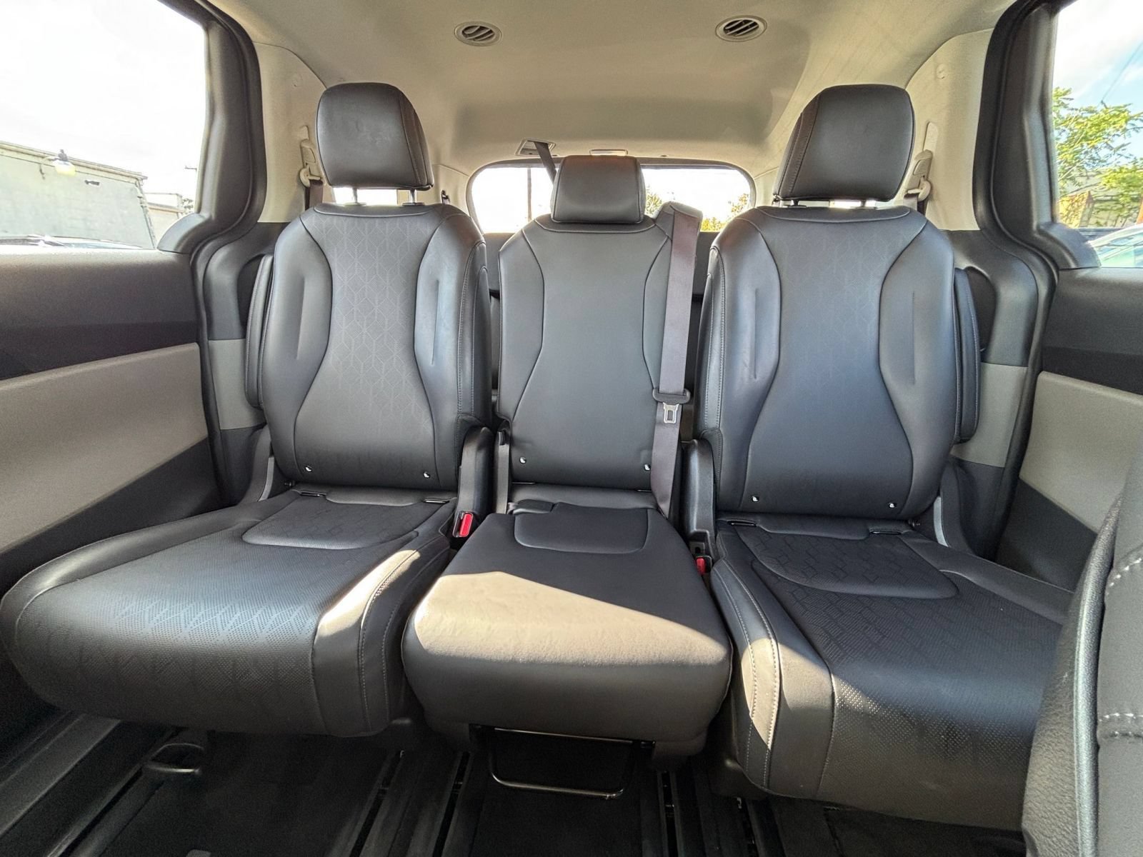 Used 2026 Kia Carnival FWD image 35