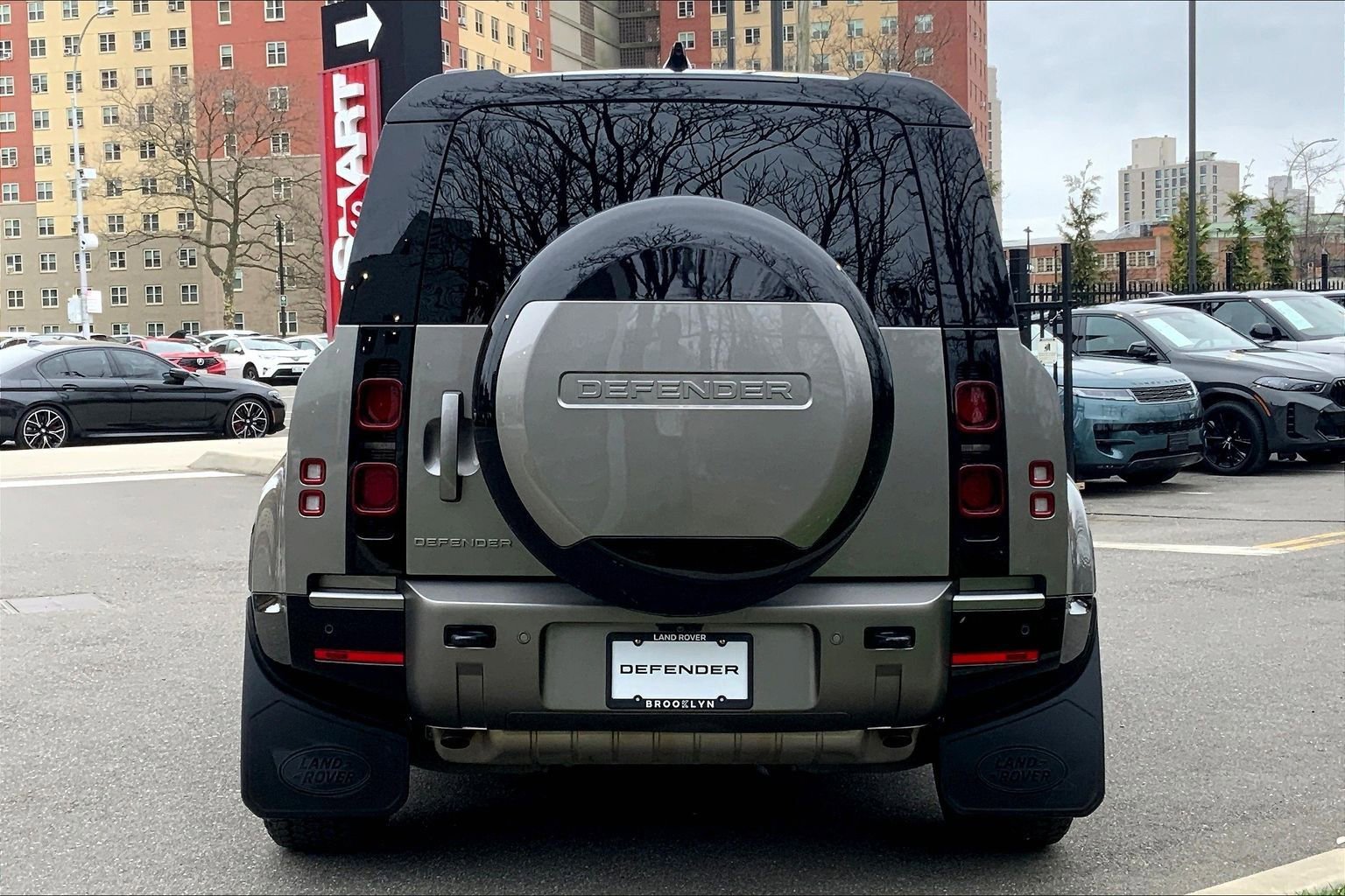 Used 2025 Land Rover Defender 110 X-Dynamic SE image 4