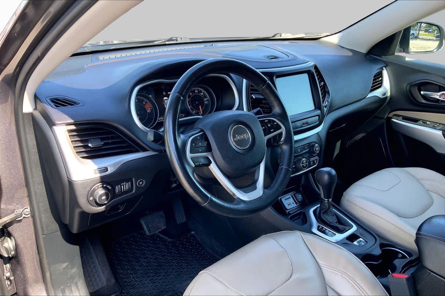 Used 2018 Jeep Cherokee Limited FWD image 16