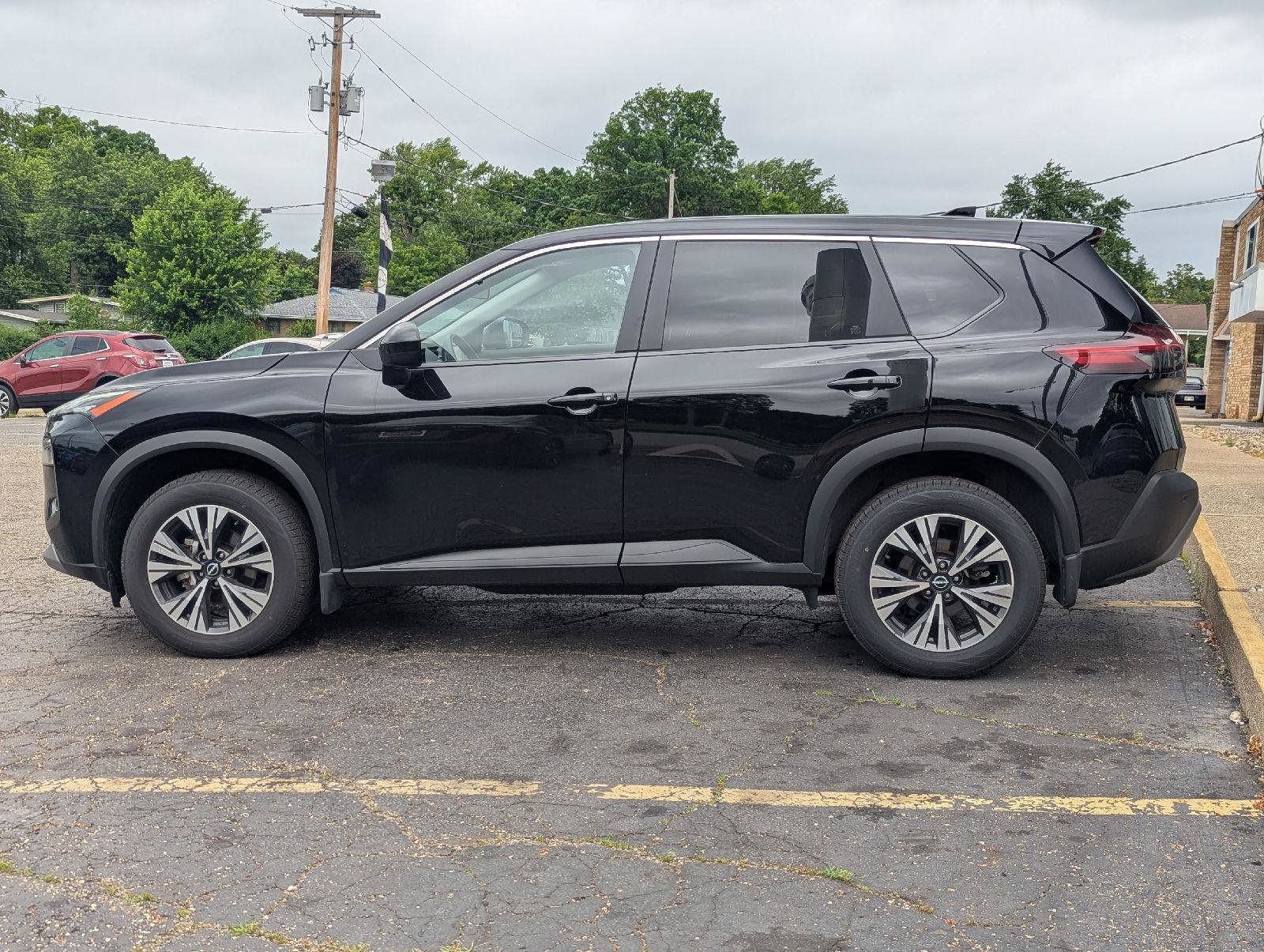 Used 2023 Nissan Rogue SV AWD/4WD image 3