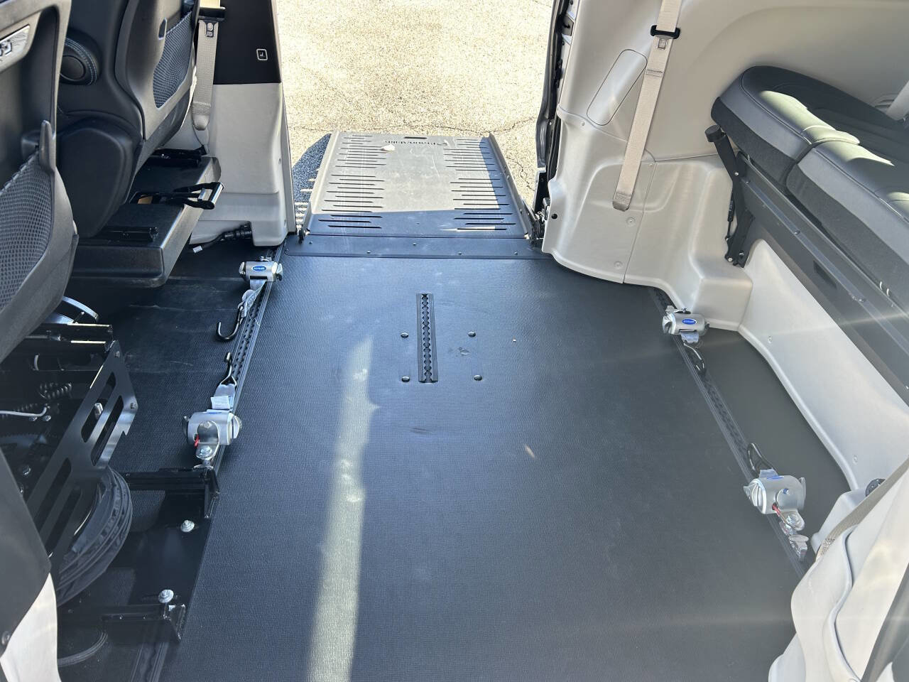 Used 2021 Chrysler Pacifica Touring-L w/ Premium & Safety Sphere Group image 24