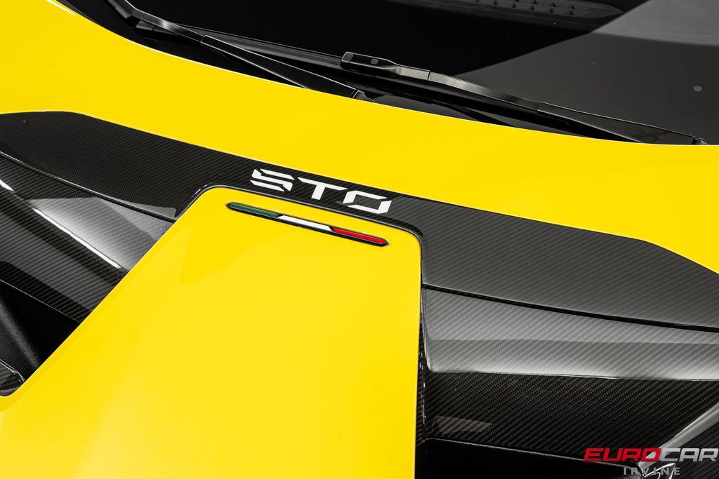 Used 2022 Lamborghini Huracan STO RWD image 9