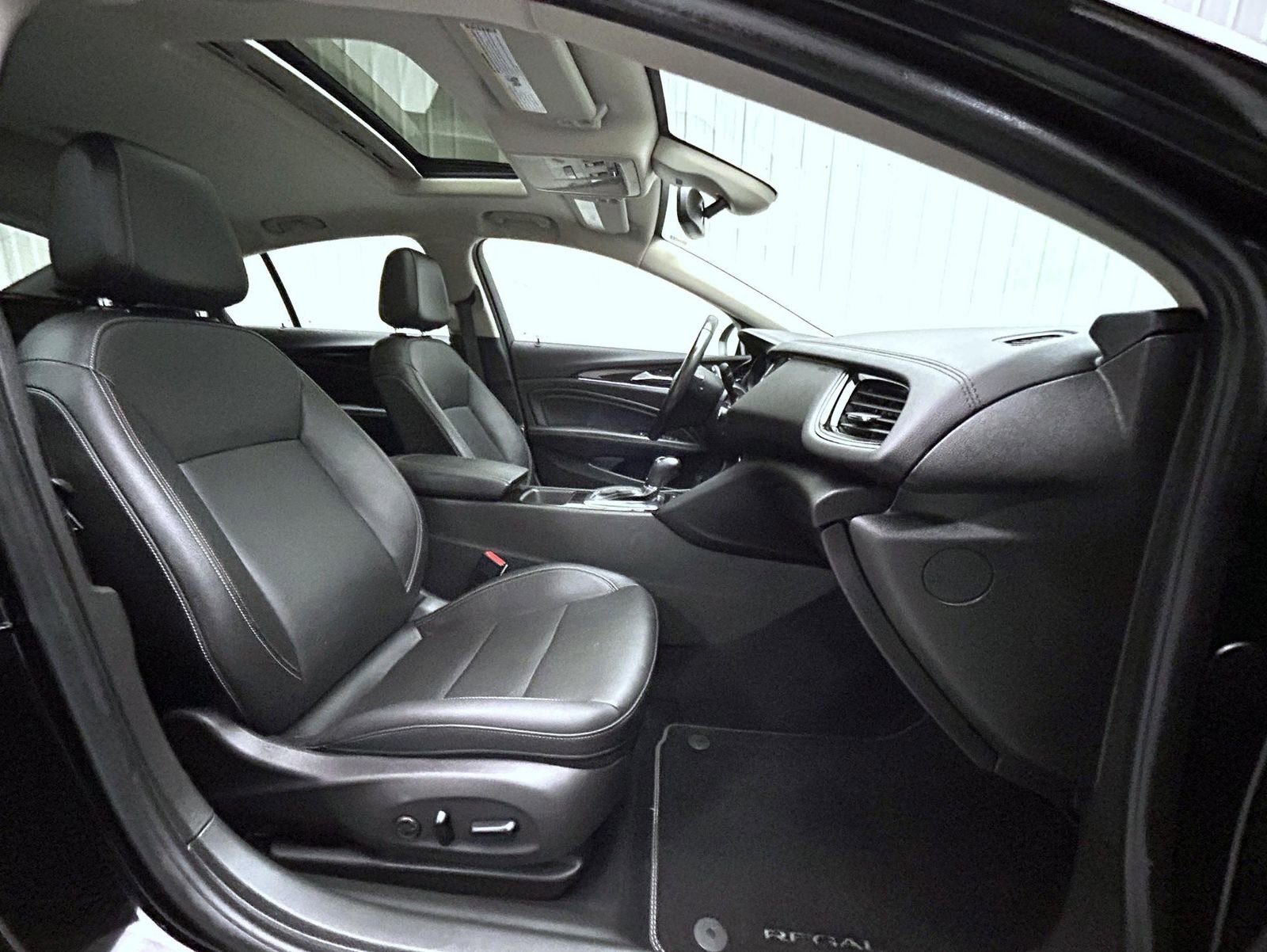 Used 2018 Buick Regal Essence w/ Driver Confidence Package #1 image 15