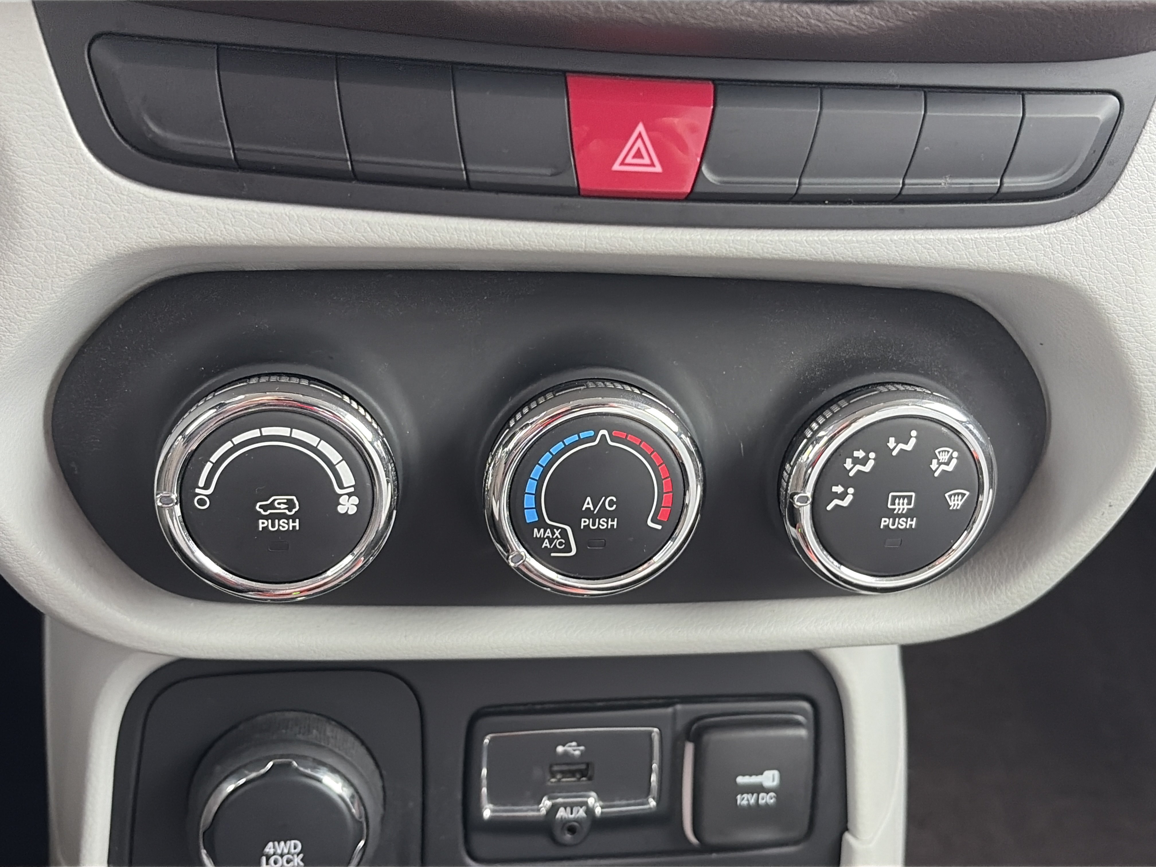 Used 2015 Jeep Renegade Latitude AWD/4WD image 30