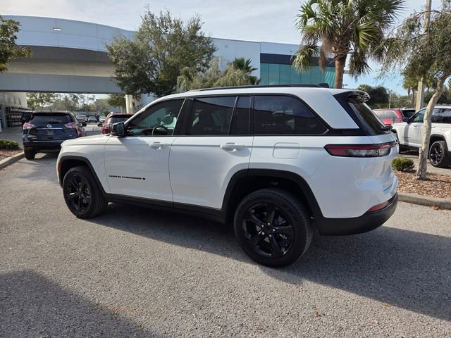 Used 2024 Jeep Grand Cherokee Limited w/ Black Appearance Package image 10